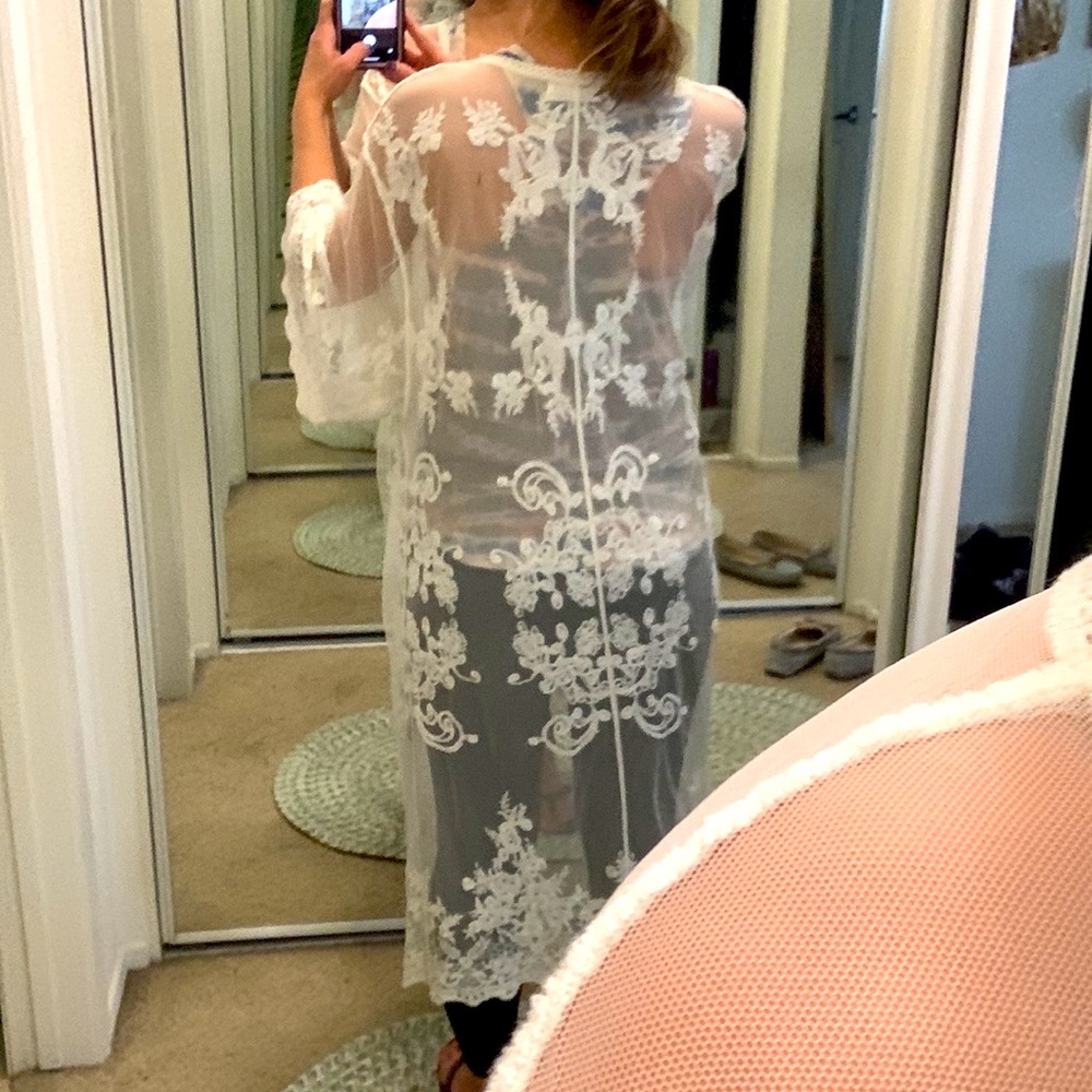 Gorgeous  long lace duster size is small can fit a medium